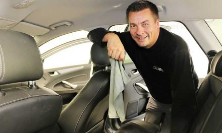 Auto puhtaaksi sisältä ja ulkoa