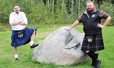 Tosimies pukeutuu kilttiin!