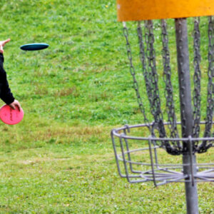 Frisbeegolf villitsee ja vie mukanaan