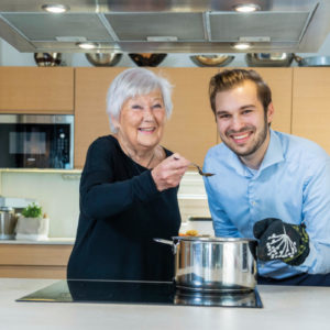 Bouillabaisse on ranskalainen kalakeitto, joka onnistuu mainiosti myös Kallaveden antimilla. Sakari Pääkkö on innokas kotikokki, joka yhdistelee kansainvälisiä vaikutteita aitoon kuopiolaisuuteen myös muissa tekemisissään.