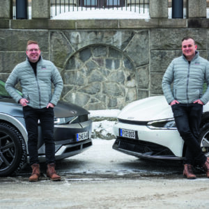 Sähköautojen latausverkko laajenee nopeasti. Paikallis-Sähkö tarjoaa sähköautojen latausjärjestelmien toimitukseen koko paketin eli alkukartoituksen, suunnittelun ja rakentamisen niin yrityksille, taloyhtiöille kuin julkisiin latauspisteisiin.