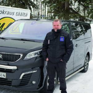 Männistön autovuokrauksella on lyhytaikaisessa vuokrakäytössä tällä hetkellä noin 50 henkilöautoa ja 15 pakettiautoa. Männistön ja Apajan lisäksi palvelua ja vuokra-autoja saa Kallantien toimipisteestä.