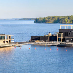 Kuopiolaiset seurasivat viime syksyn ja talven suurella mielenkiinnolla sataman aallonmurtajalla toteutettua hulppeaa rakennusprojektia, järvimatkailukeskusta. Keväällä 2023 kompleksi sai nimen Luoto ja sen ovet avautuivat asiakkaille vappuna.