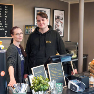 Kauppakeskus Minnassa talvella avattu Kahvila BRÛ on Kuopion ensimmäinen täysin erikoiskahveihin keskittyvä kahvila. Erikoiskahviksi kutsutaan tietyt laatuvaatimukset täyttävää kahvinpapua. Brün kahvinpavut tulevat kotimaisilta pienpaahtimoilta.