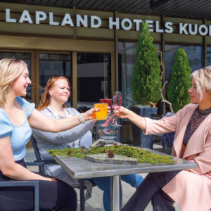 Lapland Hotels Kuopion kesäterassit on nyt viritetty palvelemaan entistäkin monipuolisemmin. Terassilla viihdytään kesäisten juomien parissa niin pääsisäänkäynnin yhteydessä kuin Gallá Kitchen & Barin puolellakin vaikkapa illallisen merkeissä. Hotellinjohtaja Miia Siltala kertoo asiakkaiden löytäneen nämä viihtyisät cityterassit.