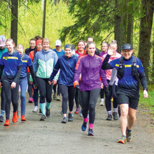 Polkujuoksussa vauhti, rasitus ja maisemat vaihtelevat koko ajan. Kestävyyttä, ketteryyttä, koordinaatiota ja tasapainoa koetellaan eri tavalla kuin rata- tai maantiejuoksussa. Vaihteleva maasto vahvistaa myös monipuolisesti kehon eri lihaksia. Polkujuoksun harrastajat kokevat lajin olevan tehokas paitsi fyysisen myös henkisen hyvinvoinnin edistämisessä.