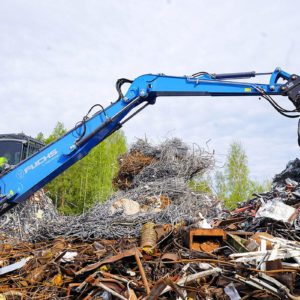 Moilanen ja muut Puijon Romun työntekijät luokittelevat metalliromun laadun mukaan ja leikkaavat sen sopivan kokoiseksi loppuasiakkaita varten. Yritys toimittaa metallia teollisuuden raaka-aineeksi ympäri Suomen, esimerkiksi valimoihin ja terästehtaille. Metallien kierrättämisellä on suora vaikutus kestävään kehitykseen.