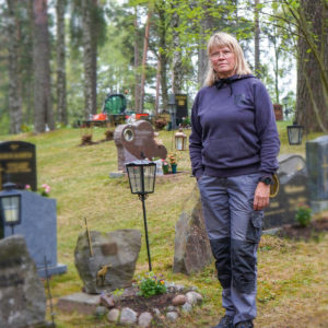 Kivipaja tekee kesäisin hautausmailla monenlaisia muistomerkkien huolto- ja entisöintitöitä uusien kivien asentamisen ohella. Lisäkaiverrukset kiviin tehdään lähes aina paikan päällä, jolloin kiveä ei tarvitse siirrellä pajalle.