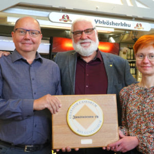 Ykkösherkun pitkäjänteinen työ juustotietouden lisäämiseksi Kuopiossa valikoimamme ja asiakaspalvelun kautta on nyt saanut myös alan asiantuntijoiden tunnustuksen. Siksi Juustoseuran suosituskilpi pääsee kunniapaikalle myymälässämme.