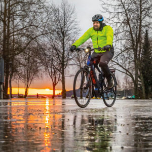 Syksyn pimetessä pyöräilijän näköpiirissä siintävät seuraavan vuodenajan haasteet. Jos pyöräilykautta aikoo jatkaa hankien tultuakin, kannattaa pyörä huoltaa jo tässä vaiheessa syksyä. - Talvikäyttöä varten pyörälle olisi hyvä tehdä nyt yleishuolto, vaikkapa samassa yhteydessä, kun nastarenkaat vaihdetaan. Samalla pyörä käydään läpi tarkemmin ja varmistetaan, että kaikki on kunnossa ja turvallista talvikäyttöön, kertoo Puijon Pyöräpisteen Tomi Inkeroinen.