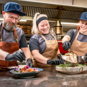 Lapland Hotels Kuopion Gallá Kitchen & Bar -ravintola tunnetaan koko maakunnassa korkeatasoisena ja säännöllisesti uusiutuvana herkkusuiden kohtauspaikkana. Keittiöpäällikkö Janne Tirri rytmittää ruokalistaa vuoden sesonkien mukaan, joita löytyykin enemmän kuin neljä perusvuodenaikaa.