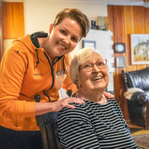 Olemme aina olleet aika liikkuvaisia ihmisiä, toteavat Anja Korhonen, 91 ja Eero Korhonen, 94. Liikunnallinen elämä näkyy heidän voinnissaan, sillä tässä iässä harvat pystyvät heidän tapaansa asumaan kaksikerroksisessa talossa ja kulkemaan päivittäin monta kertaa portaita. 