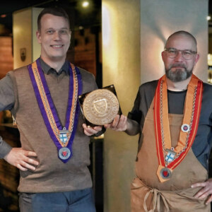 Kilpi myönnetään ravintoloille ja herkkumyymälöille, jotka täyttävät järjestön tiukat laatukriteerit. Kriteerien ytimessä on ruoka, joka on valmistettu klassisen gastronomian perinteitä kunnioittaen, ammattitaidolla ja huolellisuudella. Tunnustus kertoo erinomaisesta mausta, rakenteesta ja esillepanosta sekä tinkimättömästä asenteesta laatuun.