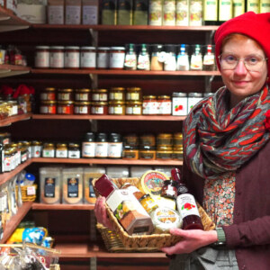 Kuopion Kauppahallin Ykkösherkun valikoimista löytyy tunnetusti juhlapyhien pitopöytiin laadukasta tarjottavaa. Juusto- ja muu herkkuvalikoima on laajentuneessa myymälässä saanut seurakseen erikoiskahvit, - teet ja mausteet sekä poro- ja karhunlihatuotteet. Pääsiäinen ja muut kevään juhlat inspiroivat monia herkkusuita kokeilemaan uusiakin makuja.