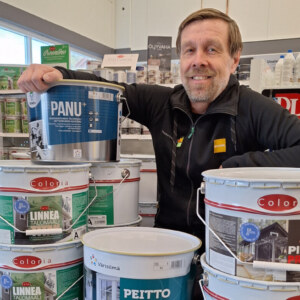 Kolmisopessa palveleva Uuni ja Kaakeli on myös Värisilmä-myymälä, joka myy ulkomaalit, terassiöljyt ja sisämaalit. Sen pääbrändit ovat Panu, Virtanen, Coloria ja Teknos.