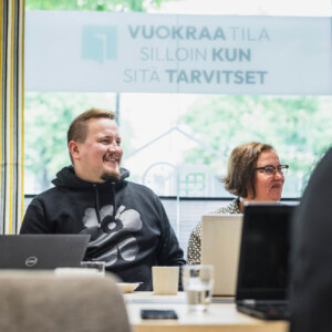 Uusia toimitiloja rakentavat yritykset panostavat vain tuottaviin neliöihin. Kokous- ja edustustilat ovat joko erittäin pienet tai niitä ei ole ollenkaan. Monilla yrityksillä, isoilla että pienillä on kuitenkin ajoittain tarvetta kokoustilalle, mutta sellaista ei omissa toimitiloissa yksinkertaisesti ole. Kokoushuone saattaa toki löytyä, mutta ajan mittaan sekin on muuttunut työhuoneeksi tai varastoksi.