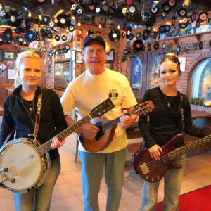 Pizzeria Väinön katossa roikkuvat sadat levyt viittaavat aikaan, jolloin yrittäjä Raimo Rantalan käsissä pyörivät toisenlaiset pyöreät esineet kuin pizzat.